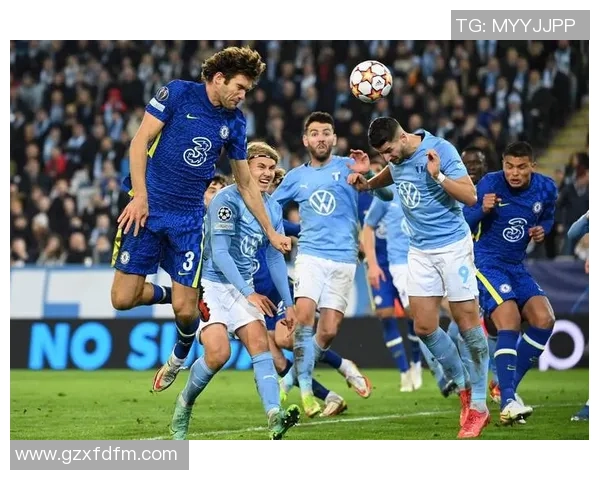 足球巨星场下花式玩球展现不一样的轻松与激情瞬间