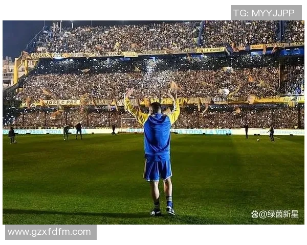 足球界新星魅力四射 他的英俊外貌与球场技艺让粉丝为之疯狂